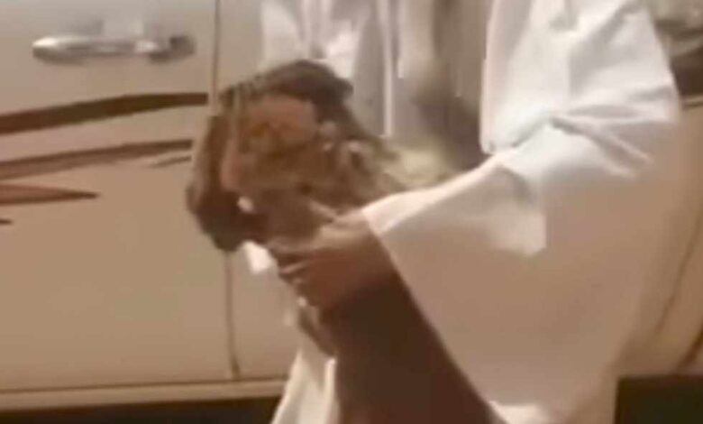 شاهد بالصورة والفيديو.. عانقه بشدة ورفض تركه.. "كلب" يستقبل صاحبه السوداني بعد عودته لمنزله بعد غياب دام لعام ونصف بالأحضان 1 494359122 999646605676013 645752808074315544 n