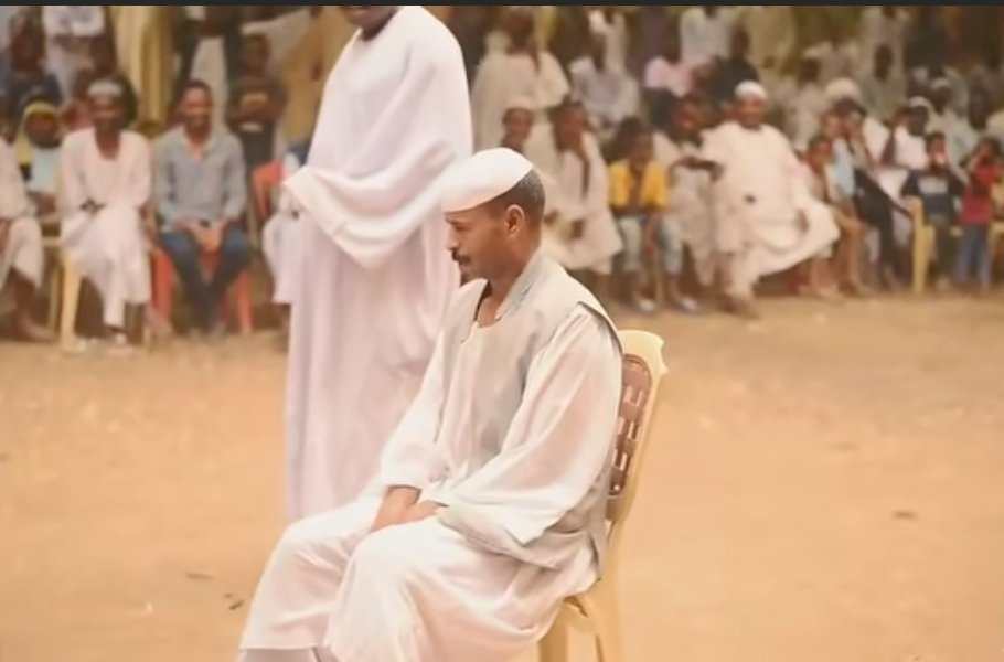 شاهد بالصورة والفيديو.. سوداني يسقط نفسه من الكرسي الذي يجلس عليه ويدخل في رقص هستيري أثناء متابعته حفل "طمبور" حاشد بالولاية الشمالية 10 494359159 1352107459403075 4397126128395937153 n