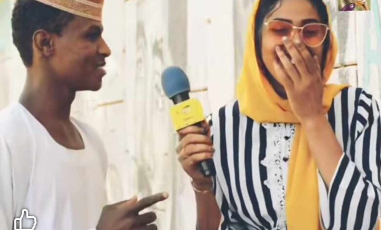 شاهد بالصورة والفيديو.. شاب سوداني يتغزل في مذيعة حسناء على الهواء: (مافي زيك في الكون وتشبهي الرز باللبن) والمذيعة تتوارى خجلاً وتتفاعل مع غزله بالضحكات 1 494359689 1252782419542876 7400946422094750993 n