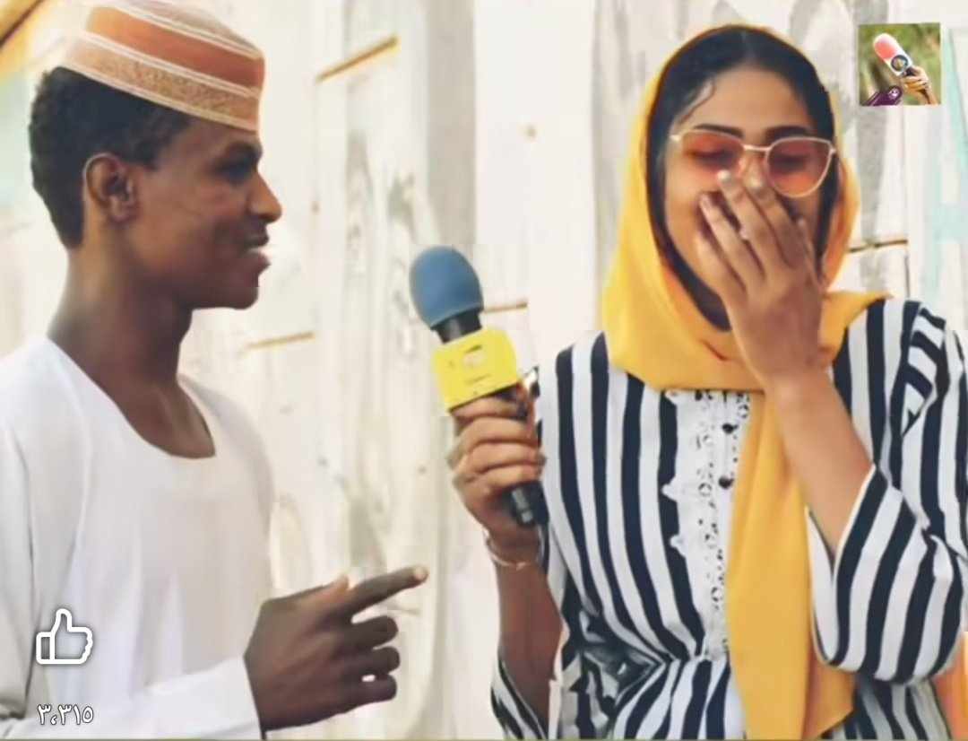 شاهد بالصورة والفيديو.. شاب سوداني يتغزل في مذيعة حسناء على الهواء: (مافي زيك في الكون وتشبهي الرز باللبن) والمذيعة تتوارى خجلاً وتتفاعل مع غزله بالضحكات 10 494359689 1252782419542876 7400946422094750993 n
