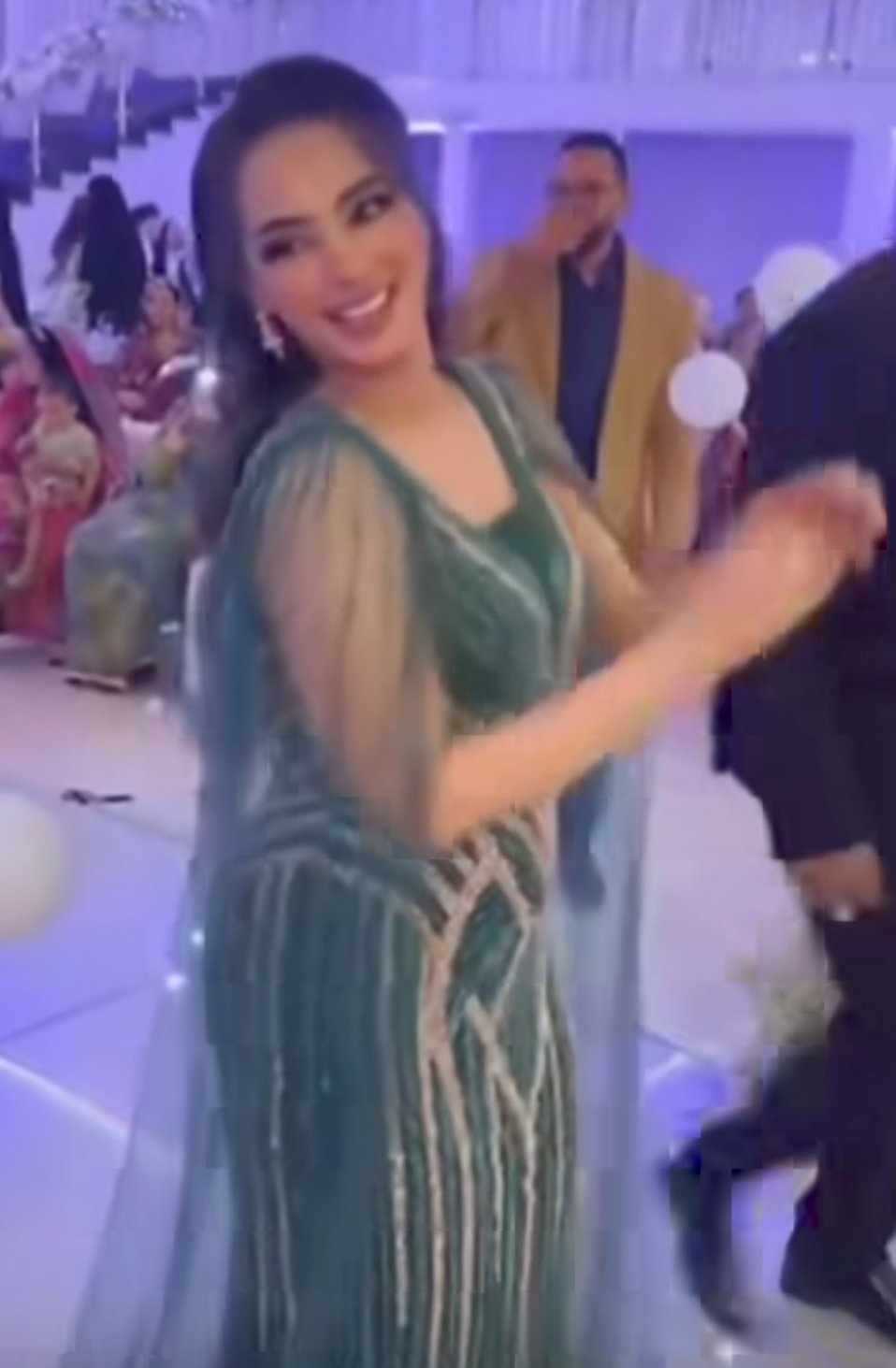 شاهد بالصورة والفيديو.. بأزياء مثيرة حسناء سودانية تخطف الأضواء بوصلة رقص ملفتة 10 494360150 1542525130041850 5214569357247340546 n