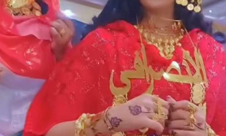 شاهد بالصورة والفيديو.. في ليلة زفافها.. عروس سودانية ترتدي أطقم من الذهب مكتوب عليها اسم الناشط الشهير (الإنصرافي) 1 494363335 1289865992558972 7273316244999010573 n