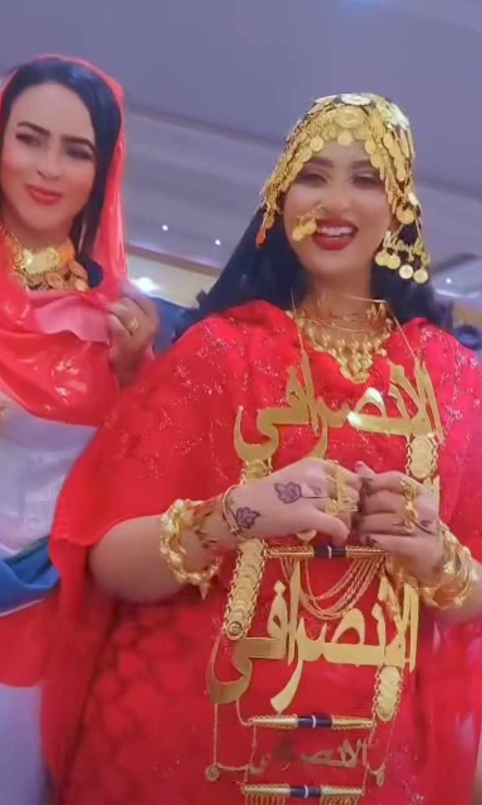 شاهد بالصورة والفيديو.. في ليلة زفافها.. عروس سودانية ترتدي أطقم من الذهب مكتوب عليها اسم الناشط الشهير (الإنصرافي) 10 494363335 1289865992558972 7273316244999010573 n