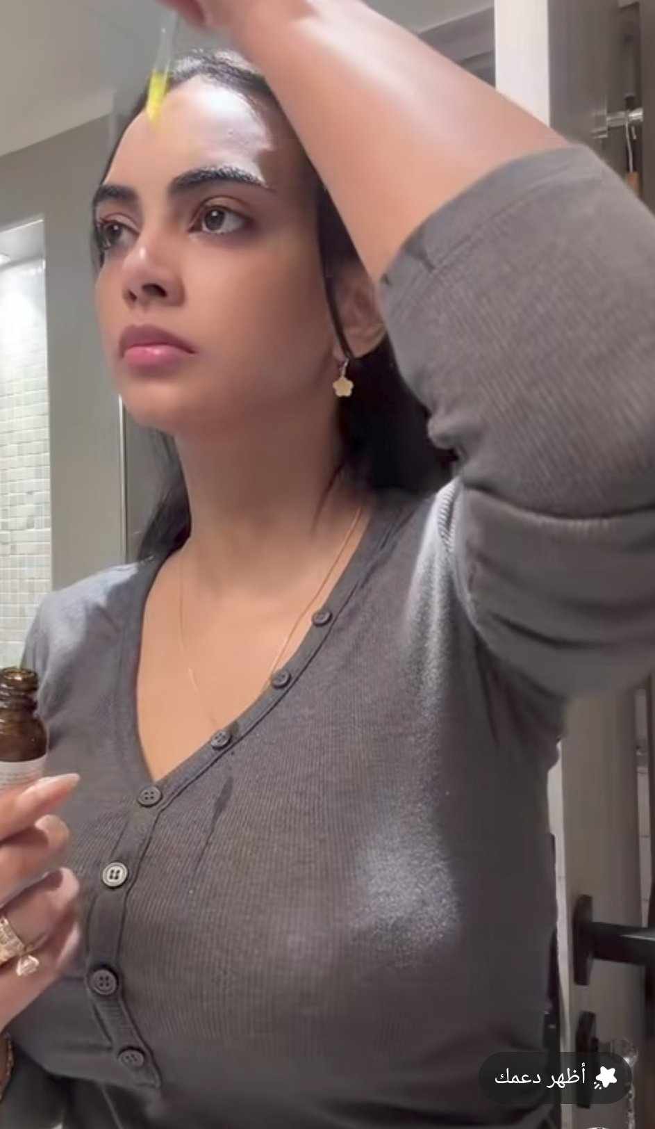 شاهد بالصورة والفيديو.. زوجة الحرس الشخصي لقائد الدعم السريع الحسناء تشعل مواقع التواصل بعد ظهورها وهي تتزين بــ"المكياج" 10 494826481 1347731416341099 911827281648055434 n