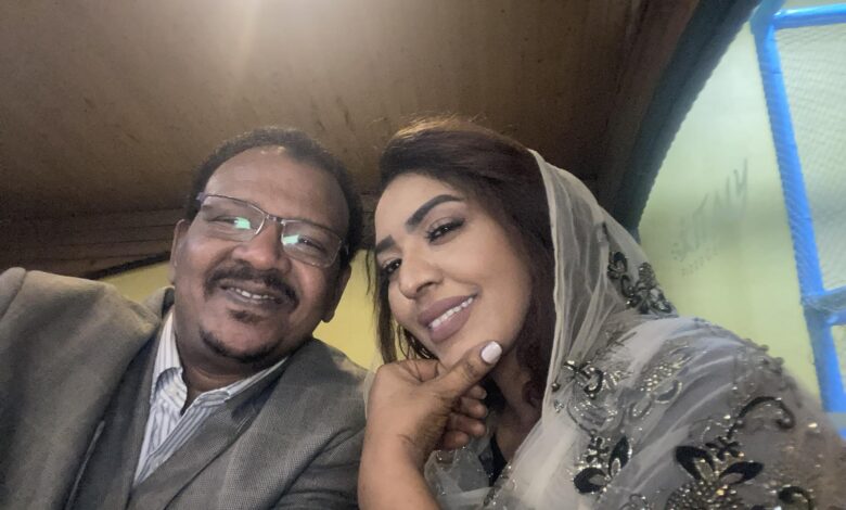 شاهد بالصورة.. الإعلامية السودانية نسرين النمر تتغزل في زوجها معتمد أم درمان السابق بلقطة رومانسية (تسلم ويسلم خاطرك) 1 500767506 2112331225857823 7197903891518139468 n