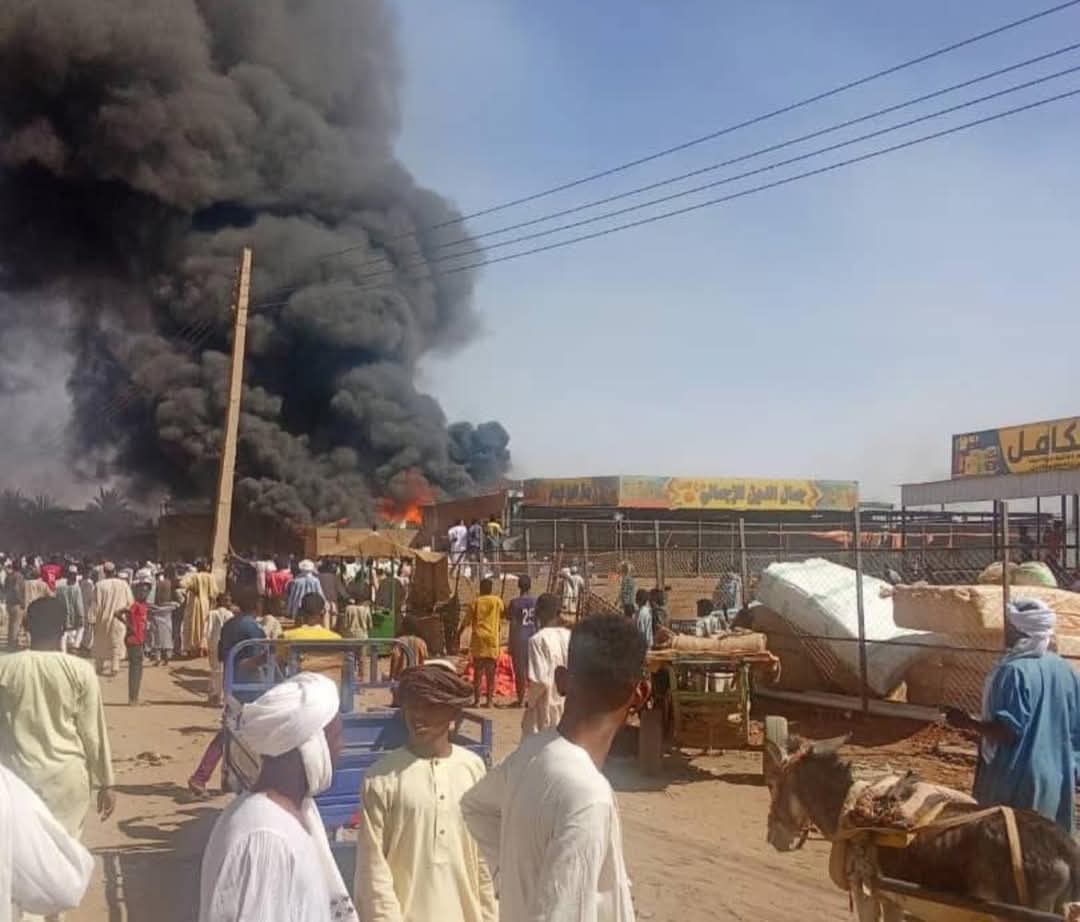 حريق ضخم بعدد من المحلات التجارية بسوق البصل بمحلية الدبة 10 FB IMG 1748328409826