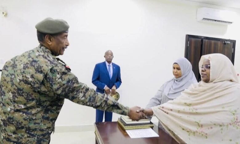 عضوا مجلس السيادة د.سلمى عبدالجبار ود.نوارة أبو محمد محمد طاهر تؤديان القسم أمام رئيس مجلس السيادة 1 FB IMG 1748694231380