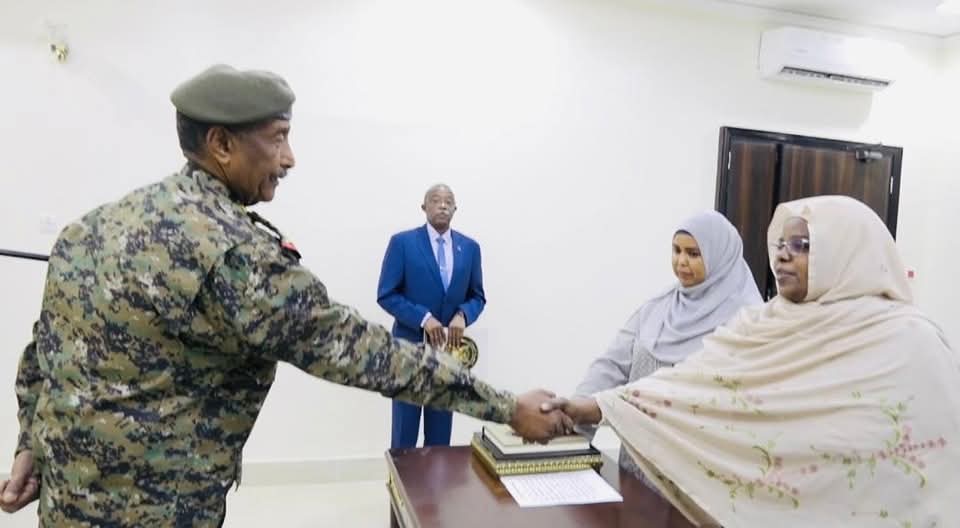 عضوا مجلس السيادة د.سلمى عبدالجبار ود.نوارة أبو محمد محمد طاهر تؤديان القسم أمام رئيس مجلس السيادة 10 FB IMG 1748694231380