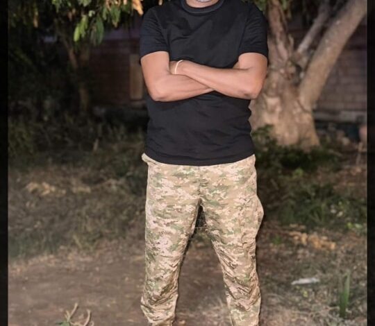 الفنان جمال فرفور يكتب لرئيس مجلس السيادة: (تابعنا بكل فخر قراراتكم, لن نقول لكم قول المرجفين اذهبوا فقاتلوا انا ها هنا قاعدون ولكن نقول لكم قول الفخر ووعد الرجال إنا معكم وخلفكم فارموا بنا حيث شئتم فخلفكم شعب كامل) 1 فرفور الجيش