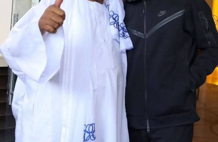 شاهد بالفيديو.. بعد الفوز بكأس الملك.. العم كمال السوداني يحتفل مع لاعب الإتحاد السعودي بالرقص على الطريقة السودانية داخل أرضية الملعب 1 كمال الدولي