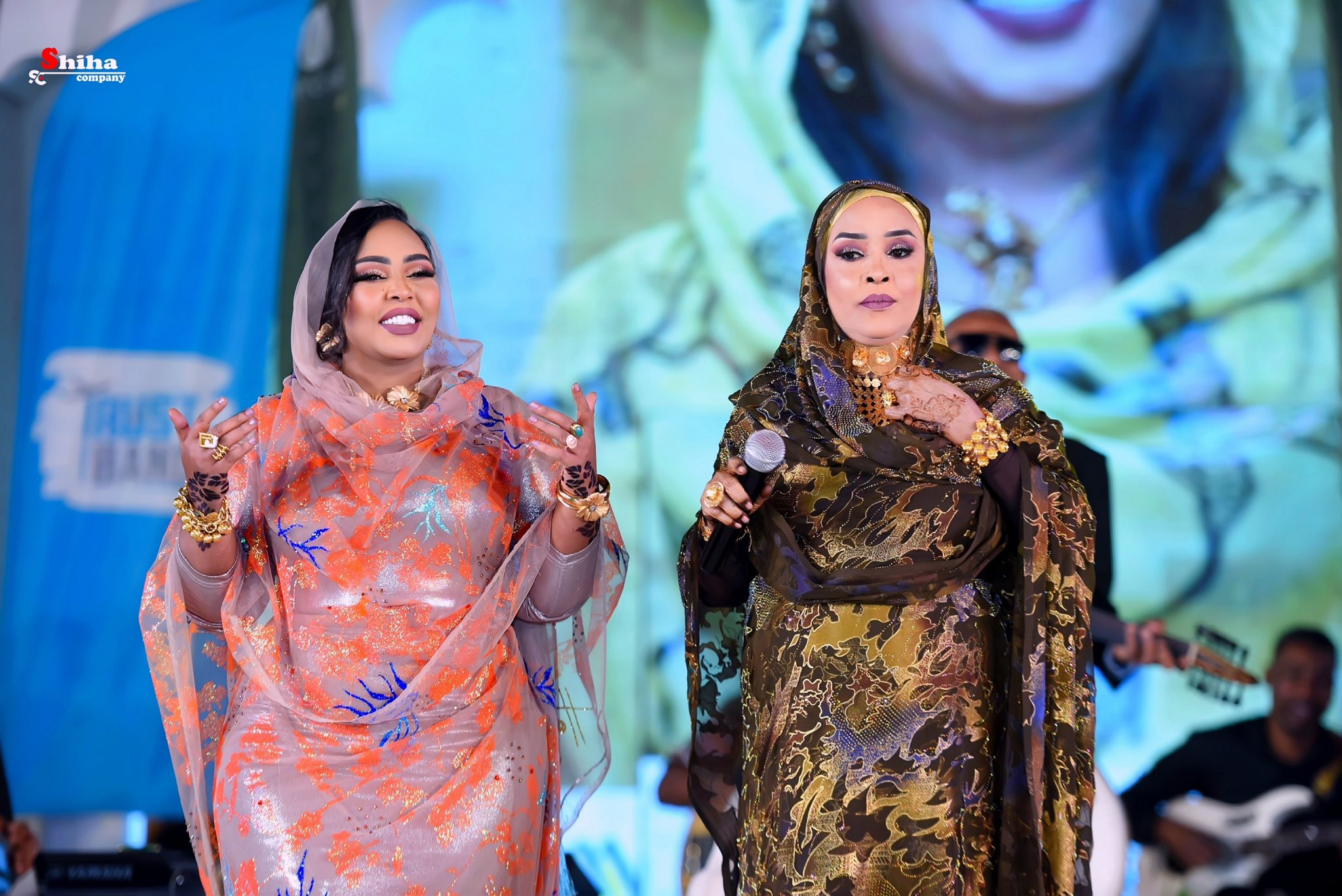 شاهد بالصورة والفيديو.. بعد أن شاركتها الغناء في حفلها الجماهيري بالقاهرة.. الفنانة هدى عربي تتغزل في "بلوبلو": (في فنان بخلي الغناء بس الغناء ما بخليهو وفي فنان الغناء بخليهو رغم انه بكون عايز لسة) 2 هدى عربي وبلوبلو