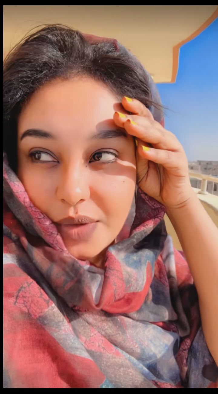 شاهد بالفيديو.. حسناء السوشيال ميديا "صفاء" تسخر من آل دقلو: (القوني مباري الحفلات ومخلي الحرب وعبد الرحيم اختفى بطرحته البمبية بعد غلبه الشغل والدويلة لن تحكمنا واسألوا تسابيح) 10 صفاء عثمان2