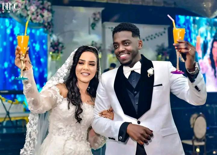 بعد عام و 5 أشهر فقط من زواجه الأول.. الفنان مأمون سوار الدهب يفاجئ زوجته الحسناء وجمهوره ويعقد قرانه على إبنة فنان جماهيري شهير والزوجة الأولى تطلب الطلاق 12 مأمون وزوجته