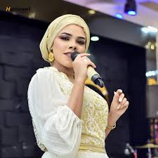 شاهد بالفيديو.. الفنانة هالة عمر تثير ضجة إسفيرية واسعة وتعرض نفسها لسخرية الجمهور بإقدامها على "حركة" غريبة أثناء إحيائها حفل بالخليج 10 هالة عمر