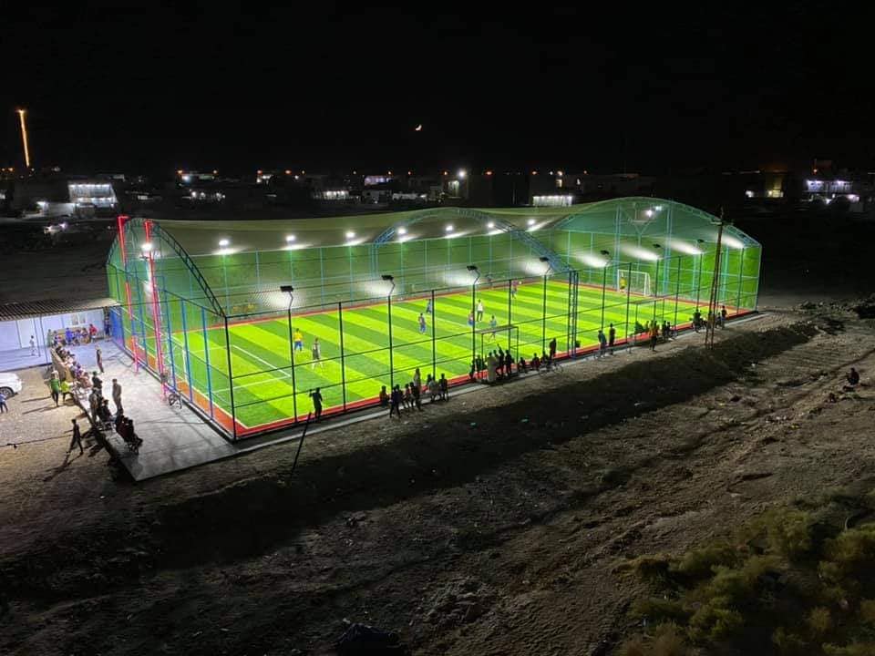 شاهد بالفيديو.. فنان سوداني يحيي حفل داخل ملعب خماسيات بإحدى دول الخليج وساخرون: (فنان متمكن وحارس مرمى قدير) 10 129426347 3652611458110915 4656040848606810546 n