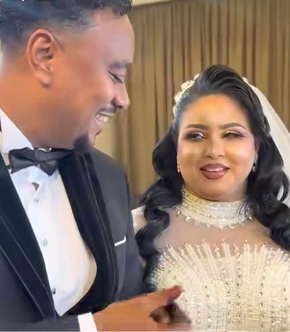 شاهد بالصورة والفيديو.. بصوت جميل وطروب.. عريس سوداني يغني لعروسته ويتغزل فيها: (البنات مهما اتجملوا زي جمالك ما بلحقو الله منك يا زينبو) 10 494824832 1211803437257719 4228077782621034384 n