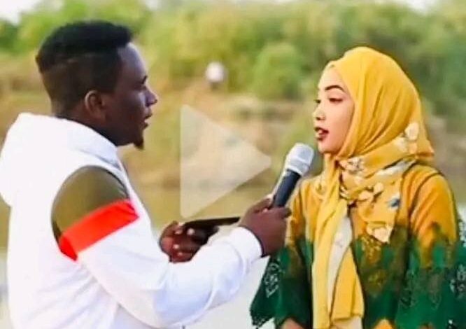 شاهد بالصور والفيديو.. هل تزوج الممثل السوداني مصعب سومى من إحدى ضحاياه في برنامج المقالب "زول سقيل" بعد أن سألته من اسم والدته وتوعدته بعبارتها الشهيرة: (كان ما جابك الحنين بجيبك شيخ الدمازين)؟ 1 506878884 736740439043198 4235282443236107437 n