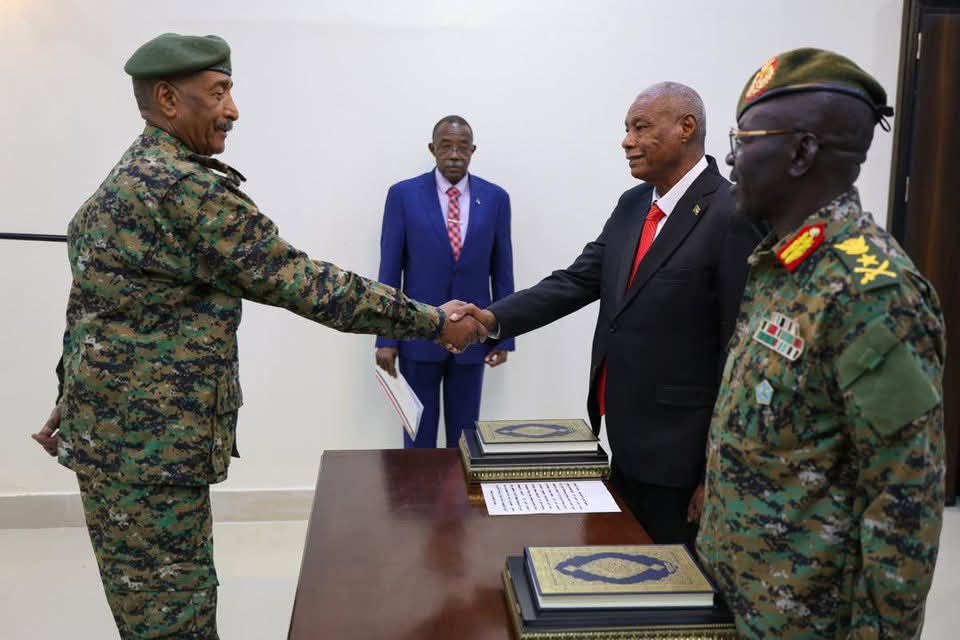 وزيرا الدفاع والداخلية يؤديان القسم أمام رئيس مجلس السيادة 10 FB IMG 1751114217361