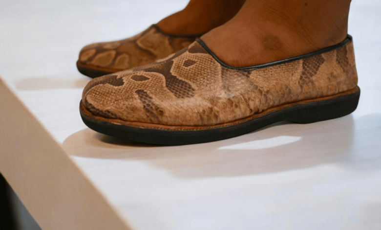 شاهد بالفيديو.. "شايقي" يثير ضحكات المتابعين بدعواته على شخص سرق (مركوب الأصلة) الخاص به من داخل منزله بعد أن قام بإكرامه 1 bffa3066 b2e1 4d4f a98f dd1141c534f8 1000x1000 m4iCMCd1IQEWWoTqYaEAKITrN7U5wJ6aJ6iM271G