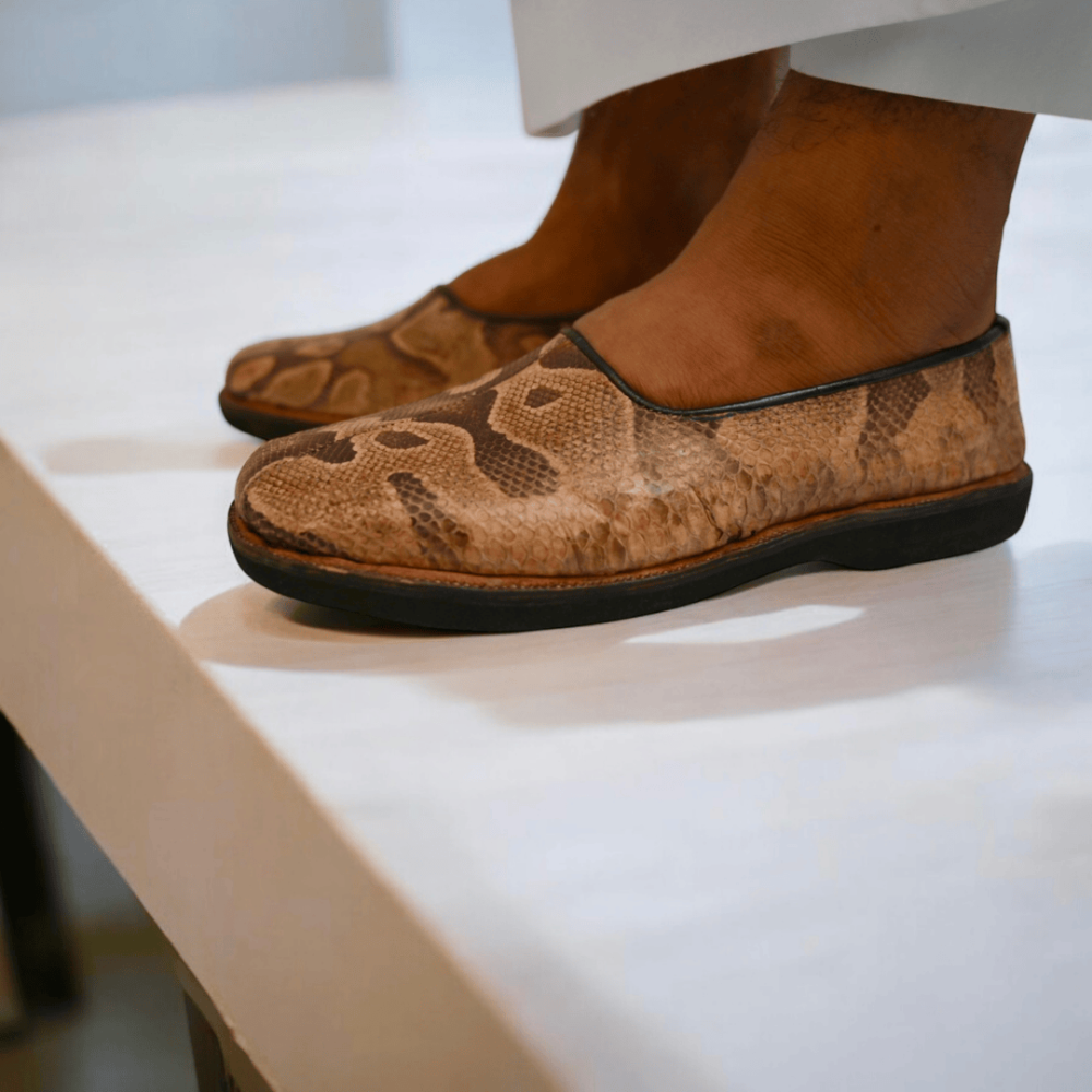 شاهد بالفيديو.. "شايقي" يثير ضحكات المتابعين بدعواته على شخص سرق (مركوب الأصلة) الخاص به من داخل منزله بعد أن قام بإكرامه 10 bffa3066 b2e1 4d4f a98f dd1141c534f8 1000x1000 m4iCMCd1IQEWWoTqYaEAKITrN7U5wJ6aJ6iM271G