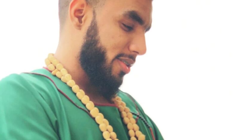 شاهد بالفيديو.. شيخ الطريقة يرد بقوة على الفنان شريف الفحيل: (انت كلك عِبر وأنا بعتبرك قونة يا شريفة والكيزان سبب ظهورك في النيل الأزرق) 1 channels4 profile