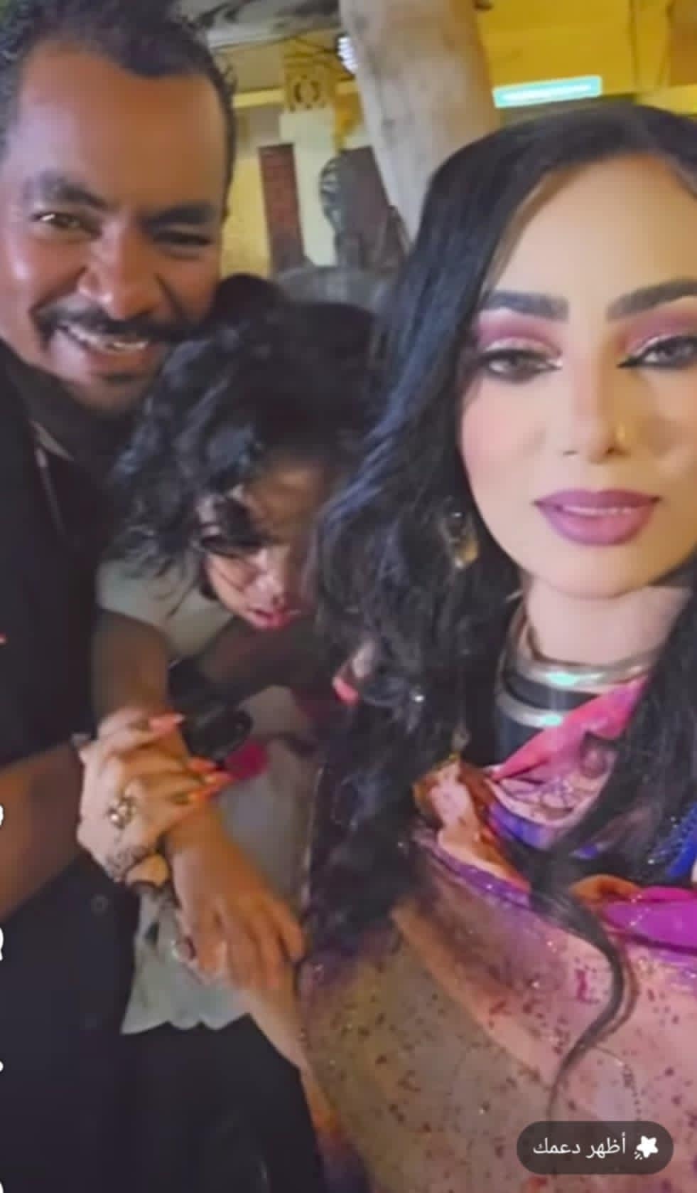 شاهد بالفيديو.. الإعلامي محمد محمود "حسكا" وزوجته المذيعة "سماح" يخطفان الأضواء بإطلالة ملفتة مع طفلتهم الصغيرة 2 download 14