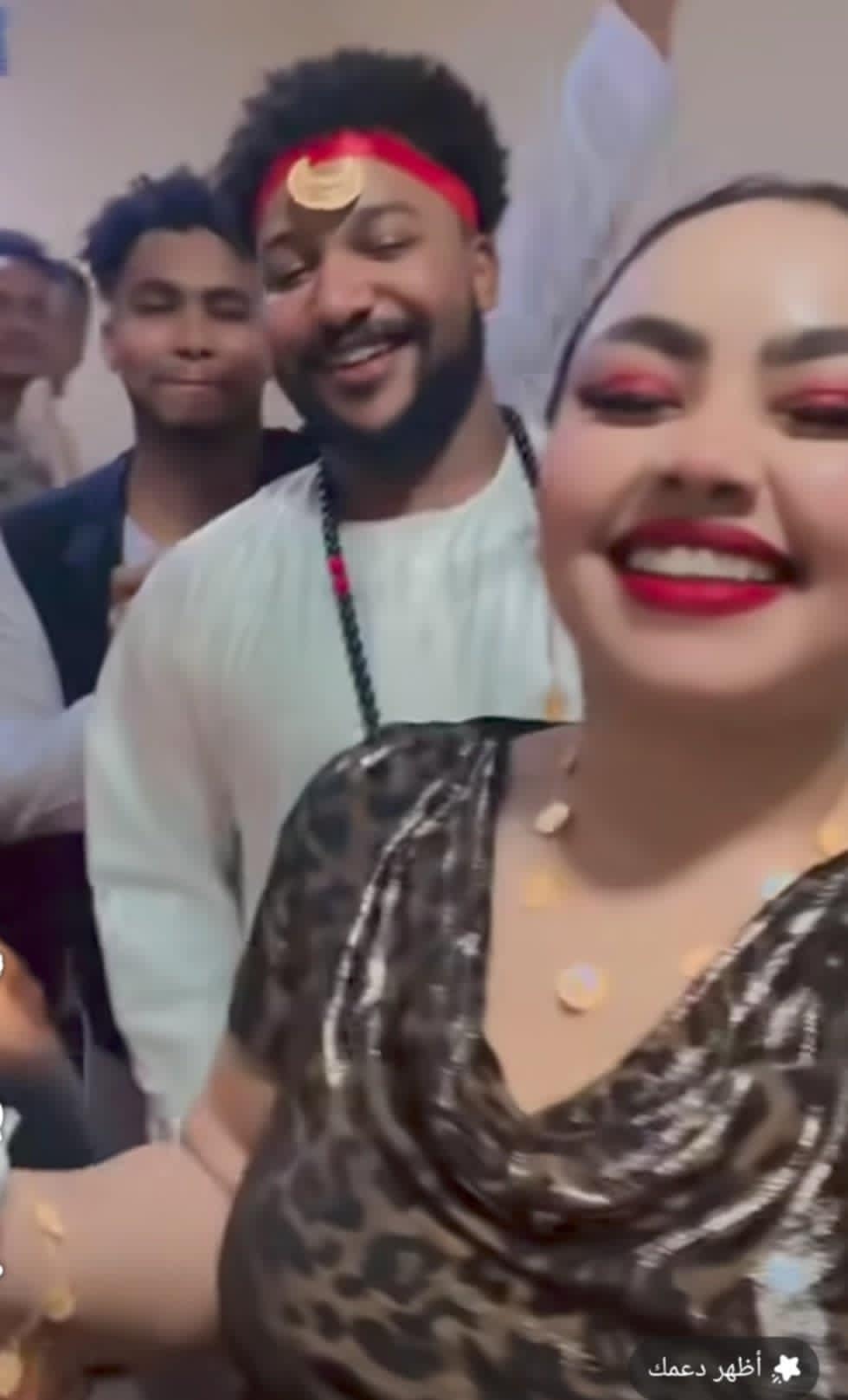 شاهد بالصورة والفيديو.. حسناوات سودانيات يشعلن حفل "جرتق" بلوغر معروف بعد ظهورهن بأزياء مثيرة للجدل 10 download 5