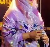 شاهد بالفيديو.. بعد أن اقترب منها وهمس لها في أذنها.. الفنانة فهيمة عبد الله تقوم بطرد أحد الشباب من المسرح الذي تغني فيه وتقلده بطريقة ساخرة 4 فهيمة عبد الله