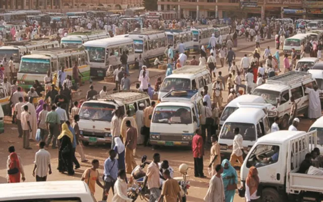 شاهد بالفيديو.. عودة الحياة والحركة والإزدحام بأحد الشوارع الشهيرة بمدينة بحري 10 ازمة مواصلات