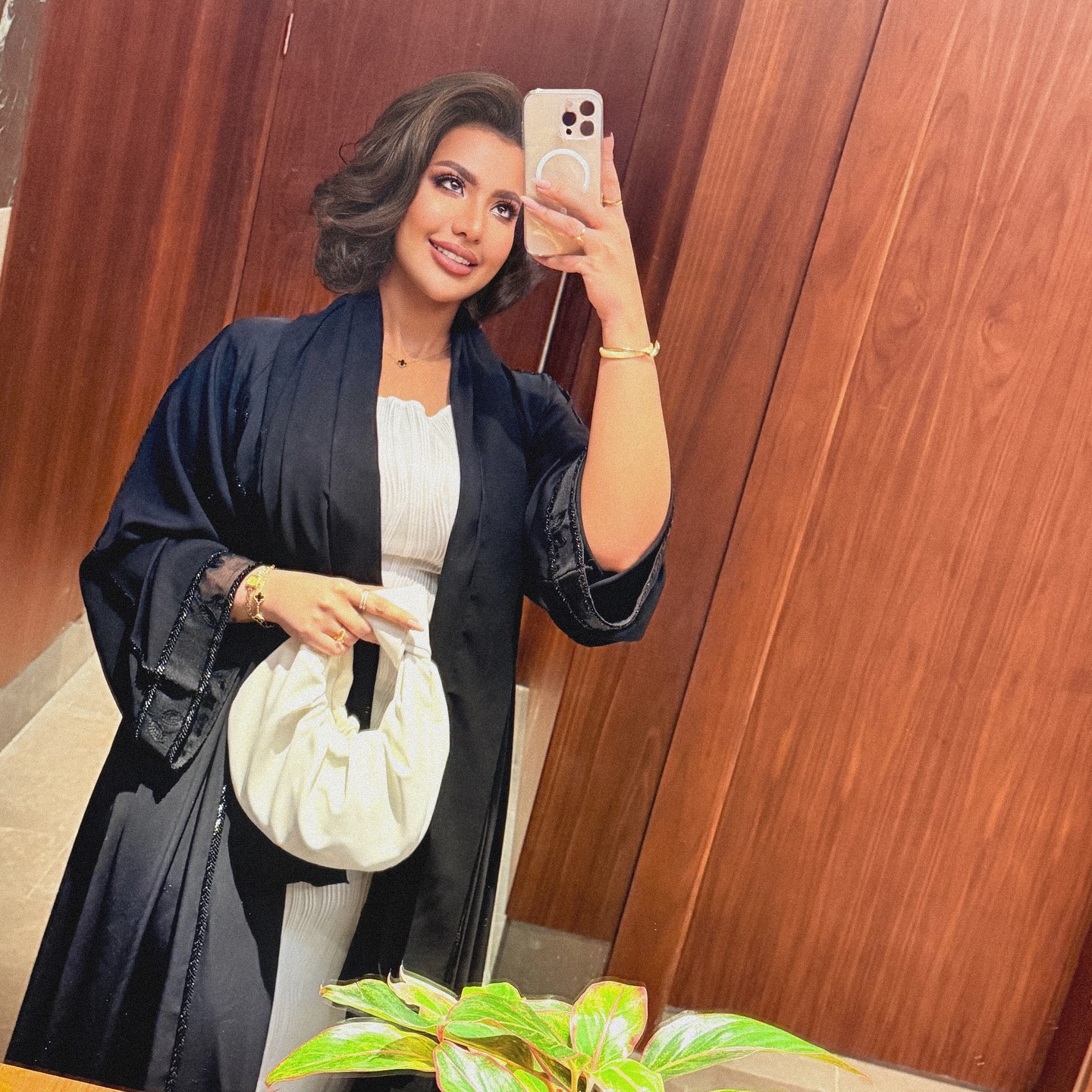 شاهد بالصور.. "أصبحت أكتفي بمن لا يُطفئ ضوئي".. الحسناء السودانية "لوشي" تعود لخطف الأضواء على السوشيال ميديا بإطلالة ساحرة 12 لوشي جديد