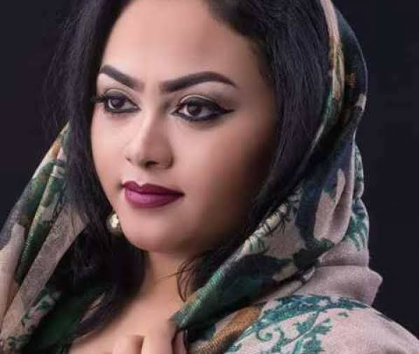 شاهد بالفيديو.. جمهور مواقع التواصل يسخر من المذيعة الحسناء نورهان نجيب بعد محاولتها خوض تجربة الغناء مع الفنانة إيمان الشريف 10 نورهان نجيب