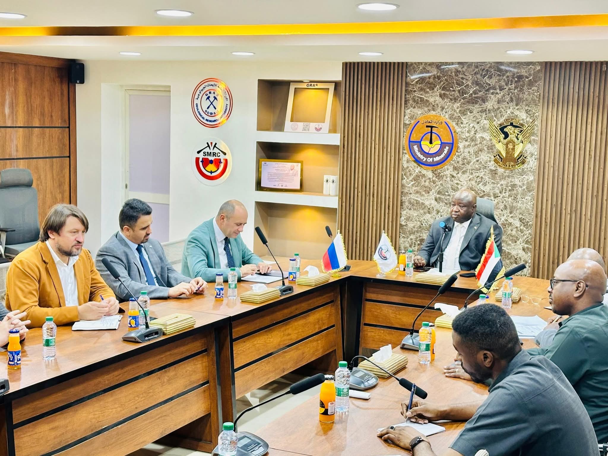 وزير المعادن وفد