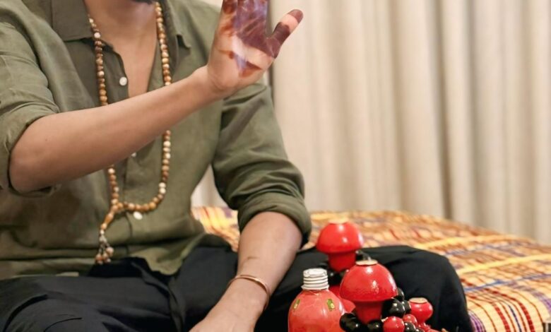 شاهد بالفيديو.. الفنان أحمد فتح الله يسجد على الأرض ويُقبل قدم والده أثناء احتفاله بعقد قرانه 1 517896919 2126586864483226 4673924896422078185 n