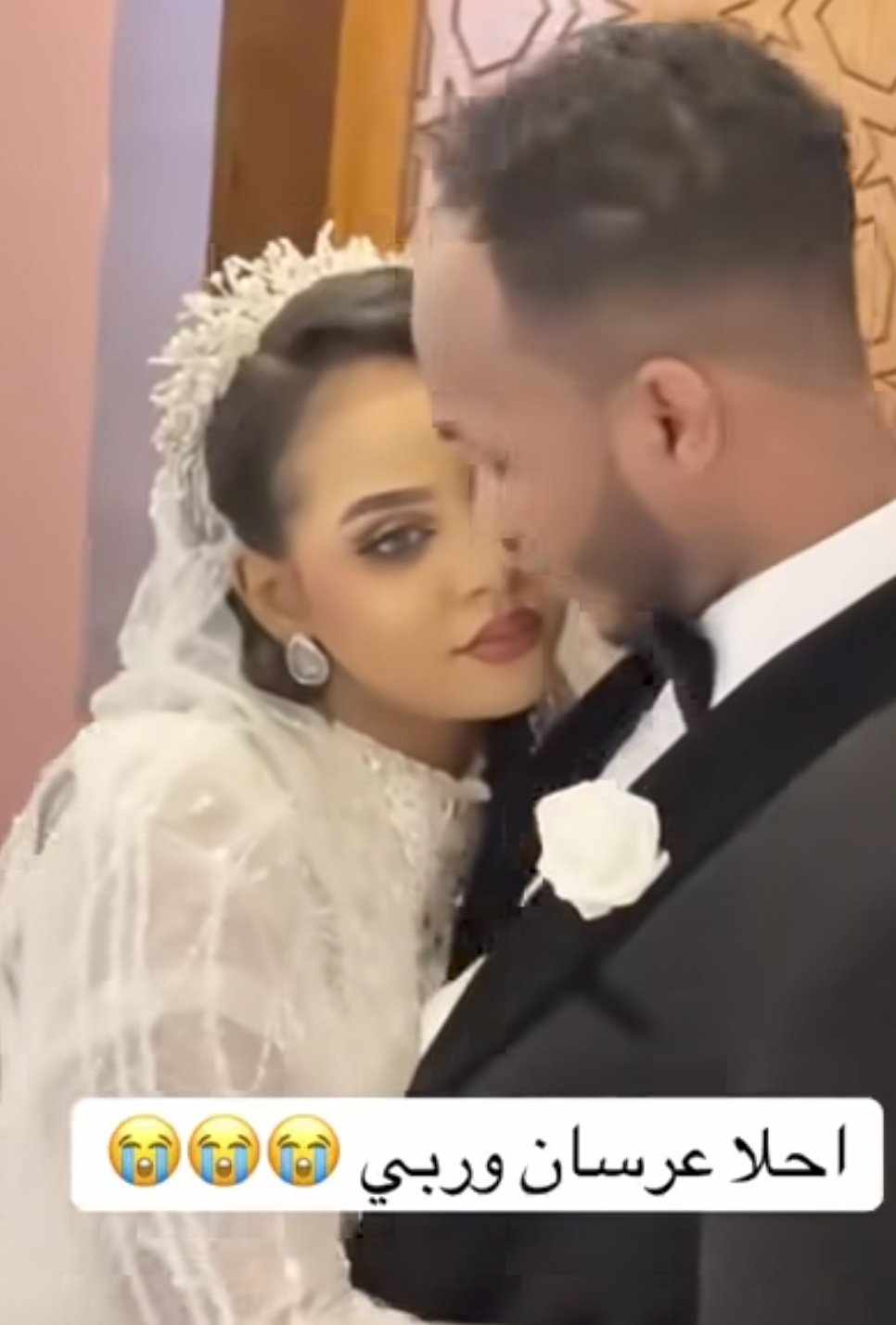 شاهد بالصورة والفيديو.. عريس سوداني وعروسته يشعلان مواقع التواصل الاجتماعي ويتصدران "الترند" في ليلة زفافهما بحبهما وتعلقهما ببعض 10 download 22