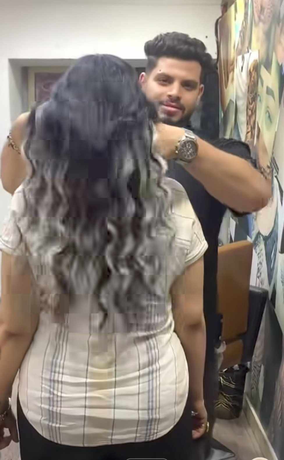 شاهد بالصور والفيديو.. إعلامية سودانية زوجة مطرب شهير تثير ضجة إسفيرية واسعة بعد ظهورها في جلسة تجميل مع خبير شعر مصري 3 download 27