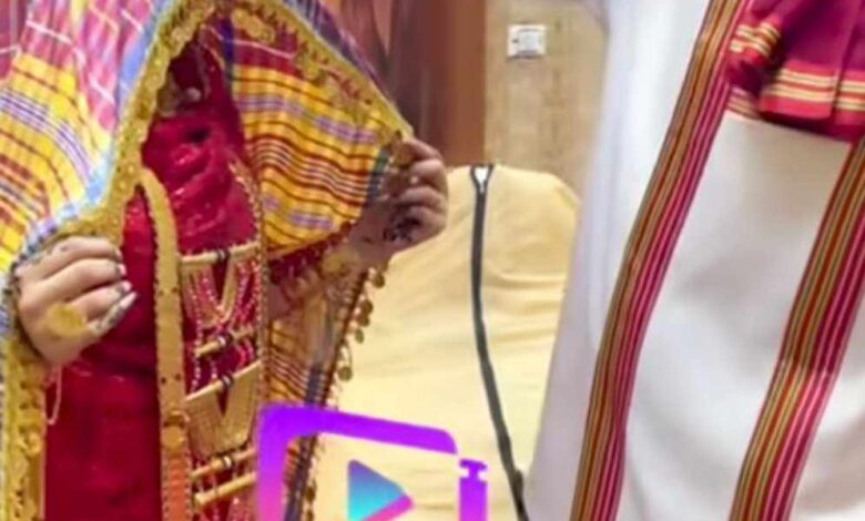 شاهد بالصورة والفيديو.. في ليلة زفافهما.. عريس سوداني "يبخر" عروسه ويحصنها من الحسد (حصنتك يا روحي من عين الحسود) 1 download 39