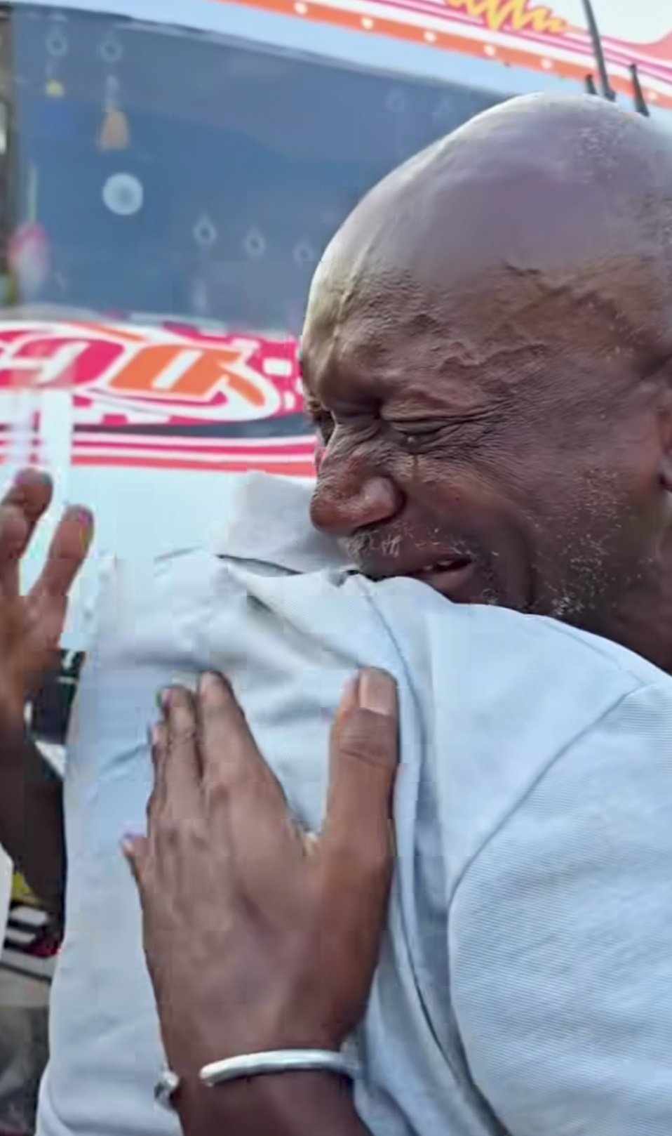 بالصورة والفيديو.. شاهد فرحة السودانيون العائدون من مصر إلى منازلهم بمدينة بحري والجيران في استقبالهم بالشوارع بالموسيقى والدموع 10 download 41