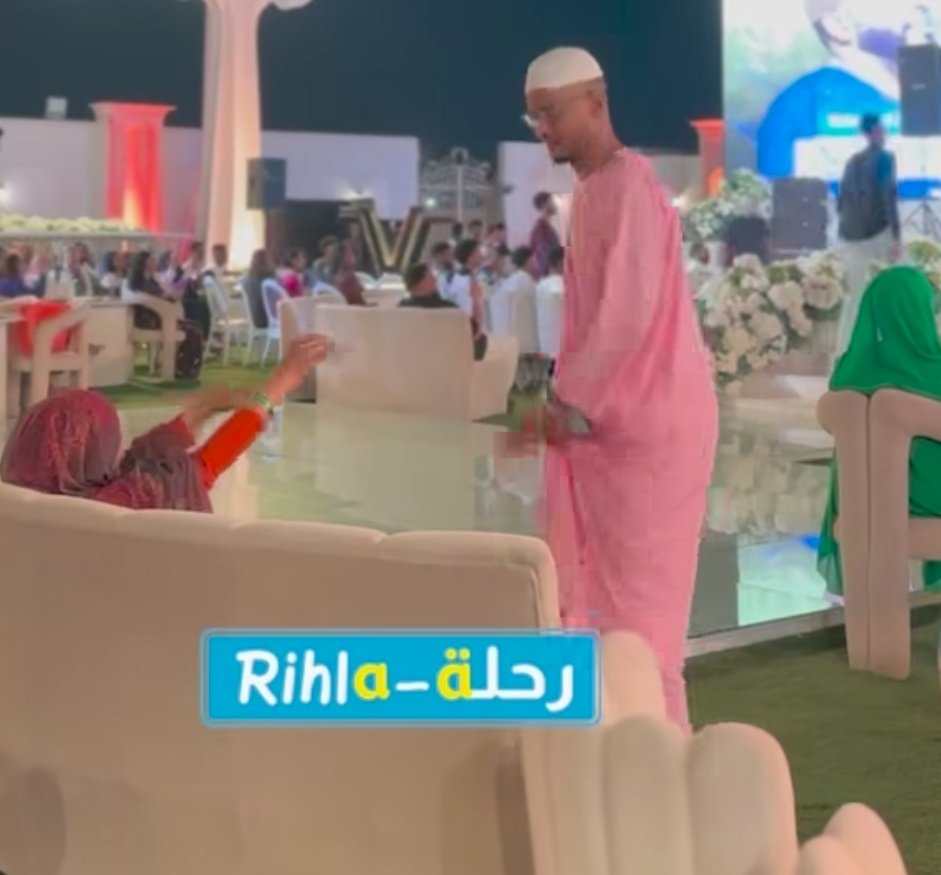 شاهد بالصورة والفيديو.. ظل يرقص أمامها وهي تحمسه.. شاب سوداني يصطحب والدته لحفل العميد بالقاهرة ويحظي بآلاف الإعجابات على السوشيال ميديا 10 download 47