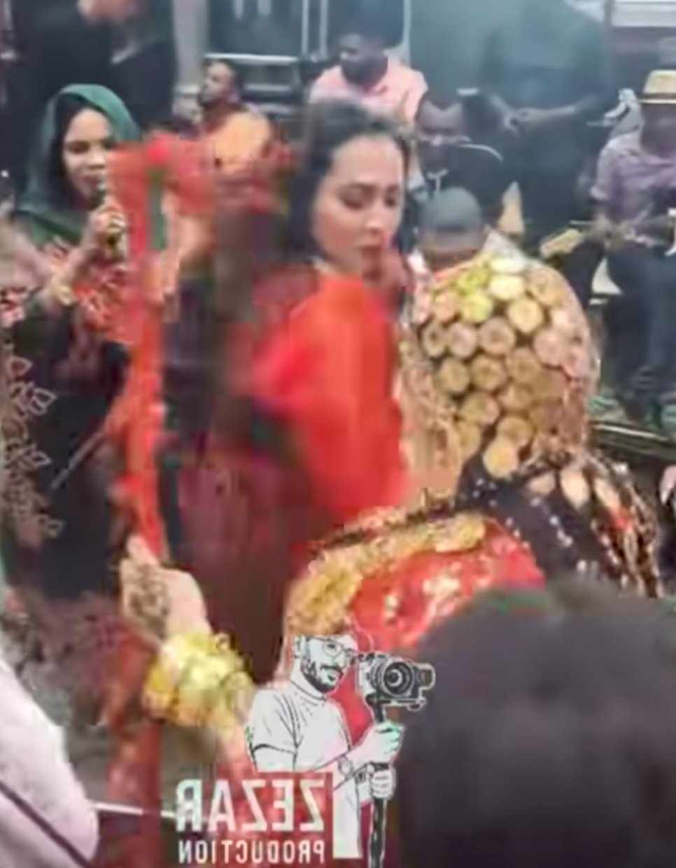 شاهد بالصورة والفيديو.. صديقة عروس سودانية تدخل في وصلة رقص هستيرية فرحة بزواج رفيقة دربها 10 download 53