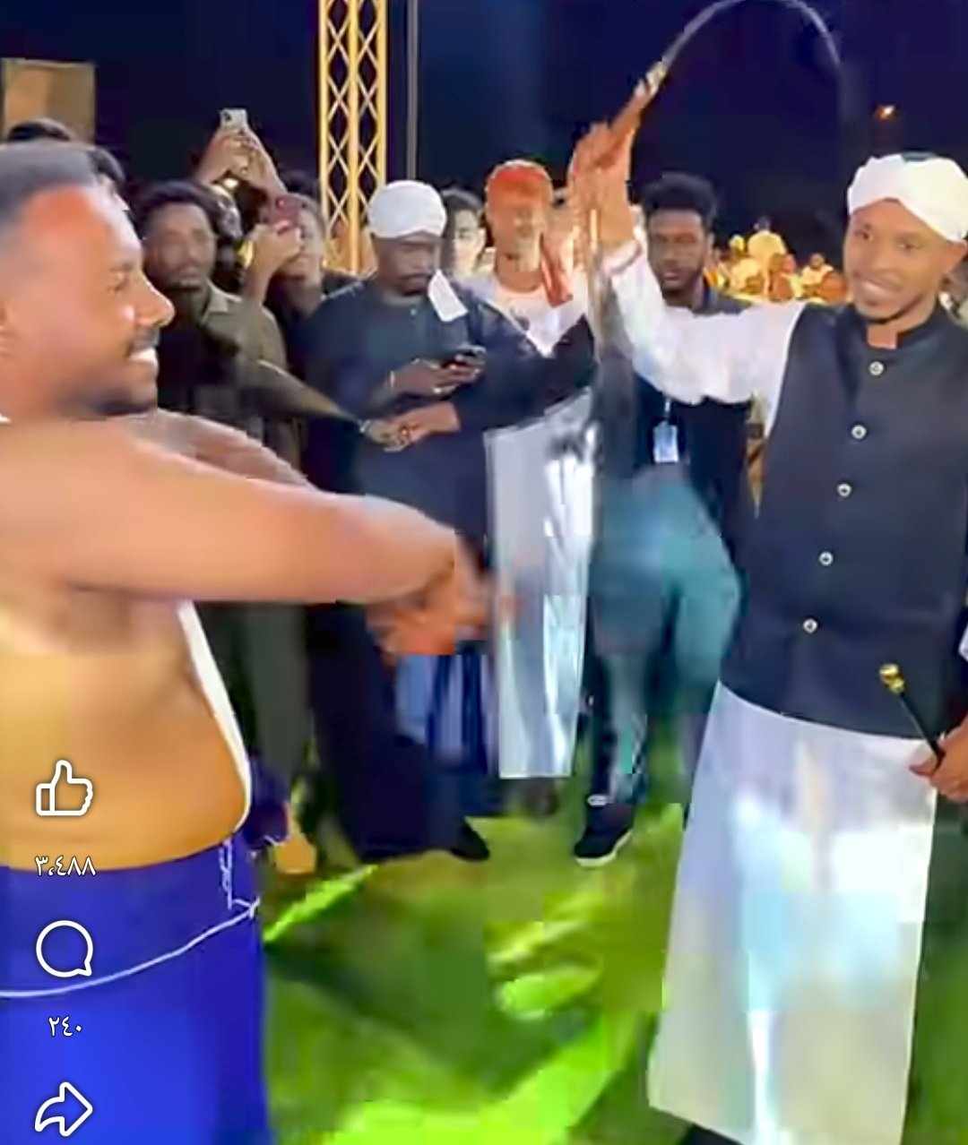 شاهد بالصورة والفيديو.. برقة وحنية.. الفنان أحمد فتح الله يطيب خاطر شاب أصر على أن "يُجلد" في حفل زواجه والجمهور يشيد: (رايق حتى مع سوط العنج) 10 download 55