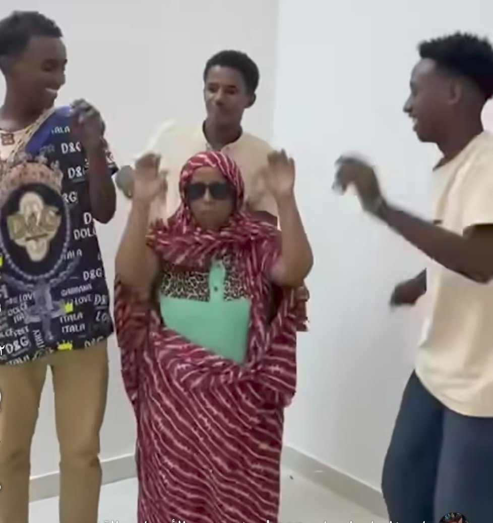 شاهد بالصورة والفيديو.. "حبوبة" سودانية ترقص مع أحفادها على أنغام الأغنية الترند "منعوني ديارك" وساخرون: (مارقين واهلنا عارفين ونفسي اعرف أقنعوا حبوبتهم كيف؟) 10 download 57