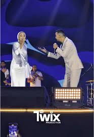 شاهد بالصورة والفيديو.. فتاة مصرية تشارك فنانها المفضل طه سليمان الغناء في حفله الأسطوري بالقاهرة 1 images 35