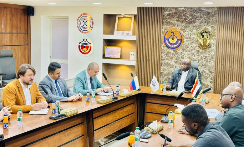 وزير المعادن يبحث مع وفد روسي تعزيز التعاون في قطاع التعدين 1 وزير المعادن وفد