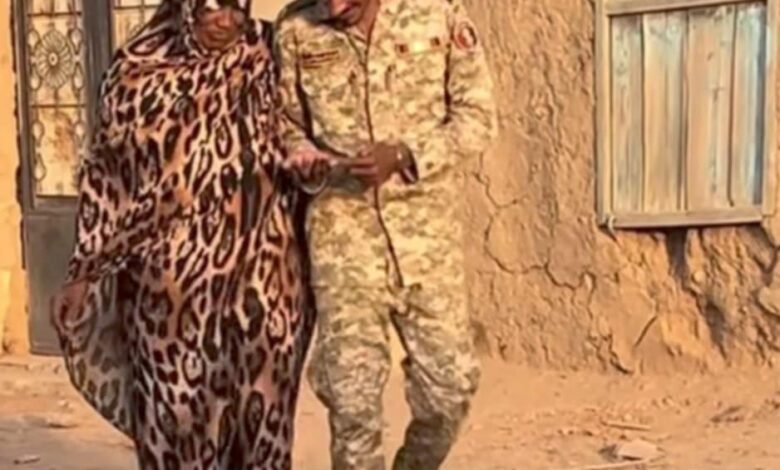 شاهد.. مقطع الفيديو الذي خطف القلوب.. جندي بالجيش السوداني يقابل والدته بعد طول غياب ويتمشى معها في الشارع العام 1 0bb50852 06dc 4c52 84e6 2f3437cda4d1