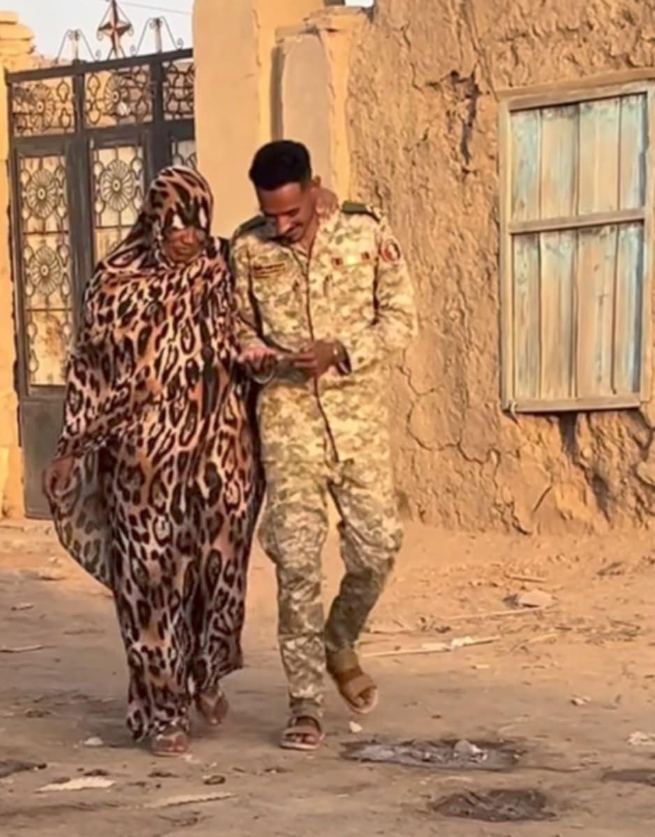 شاهد.. مقطع الفيديو الذي خطف القلوب.. جندي بالجيش السوداني يقابل والدته بعد طول غياب ويتمشى معها في الشارع العام 10 0bb50852 06dc 4c52 84e6 2f3437cda4d1