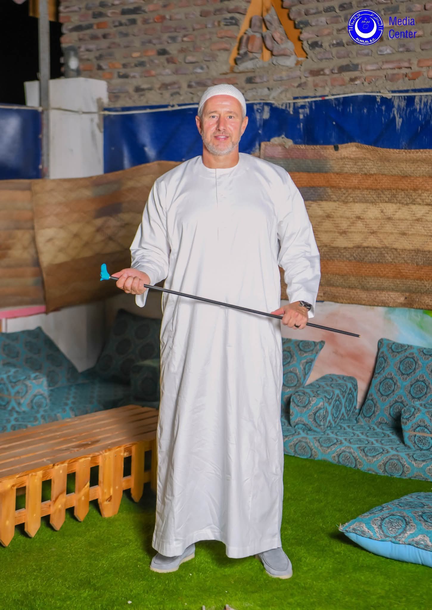 شاهد بالصور.. روماني الهلال يفاجئ جماهير فريقه بعد توقيع العقد ويظهر بالزي القومي السوداني 2 530406778 2231275083977623 6928436129556882370 n