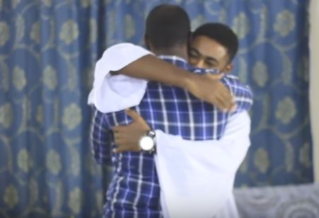 شاهد بالفيديو.. في مشهد مؤثر.. شاب سوداني يعانق صديقه بشوق شديد بعد أن التقى به لأول مرة بعد الحرب والجمهور: (الأصحاب عزة وسند) 1 Capture2