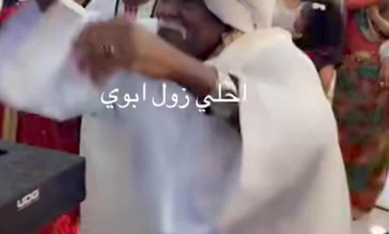 شاهد بالصورة والفيديو.. حاج سوداني يفاجئ الحاضرين في حفل زفاف ويدخل في وصلة رقص طريفة على أنغام موسيقى "الزنق" والجمهور: (عسل والله ودمه خفيف) 1 f610d064 f439 4d9f 9056 0d0ecb342503