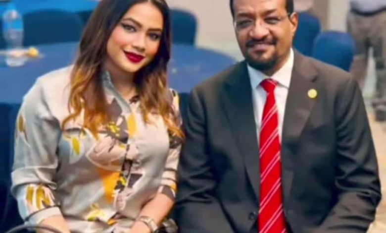 شاهد بالصورة والفيديو.. شيخ الأمين يعود لإثارة الجدل بعد ظهوره جالساً مع حسناء فائقة الجمال ويصرح: (البباري شيخ الأمين ما ببني بالطين) 1 95dc348b 4642 4c6b 8ec3 abe519202b4c