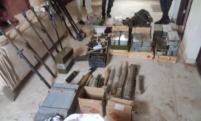 المباحث تداهم منزلا بضاحية ابوسعد تستغله المليشيا وكرا لتخزين الاسلحة والذخائر والمدافع الثقيلة 1 FB IMG 1757934431819